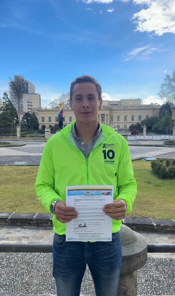 Julián Uscátegui Pastrana debe casi