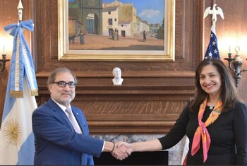 El embajador Jorge Argüello junto