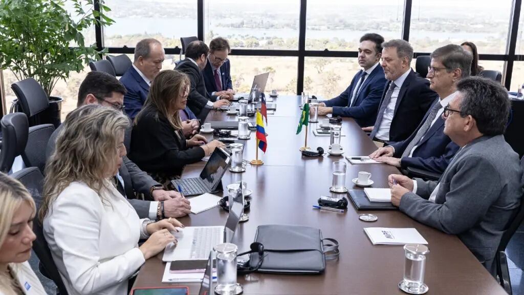 El acuerdo busca coordinar acciones contra el narcotráfico, tráfico de armas y delitos cibernéticos en la región - crédito Fiscalía Colombia/X