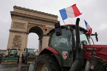 Tractores estacionados frente al Arco