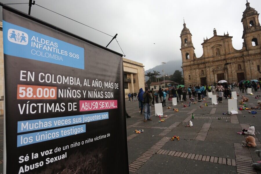 Cerca de las 8 p.m. del 1 de octubre, la comunidad del barrio Fátima, en la localidad de Tunjuelito, sur de Bogotá, se instaló al frente de la vivienda de un presunto violador de una menor de 13 años de edad, para agredirlo - crédito Sofía Toscano/Colprensa