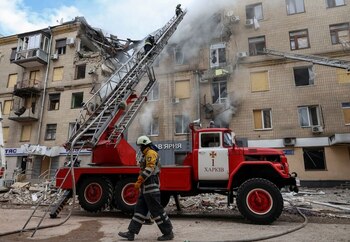 FOTO DE ARCHIVO. Bomberos trabajan