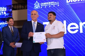 Las becas buscan fortalecer la formación profesional de la juventud hondureña.(FOTO: Presidencia de Honduras)