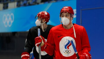 Russian hockey athletes explore applying