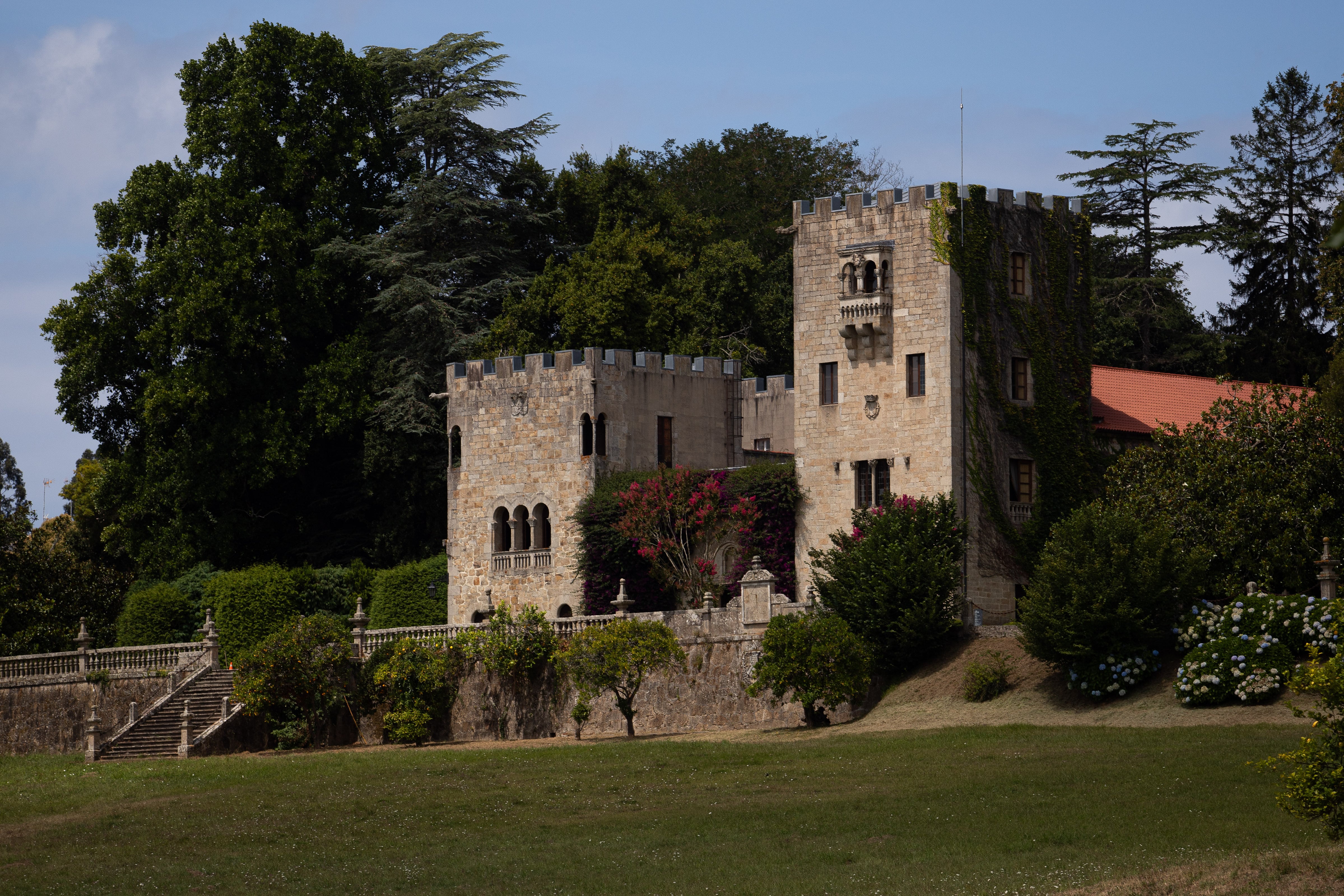 La familia Franco retira del Pazo de Meirás más de 400 bienes que no fueron reclamados por el Estado: de muebles a trofeos de caza y objetos decorativos