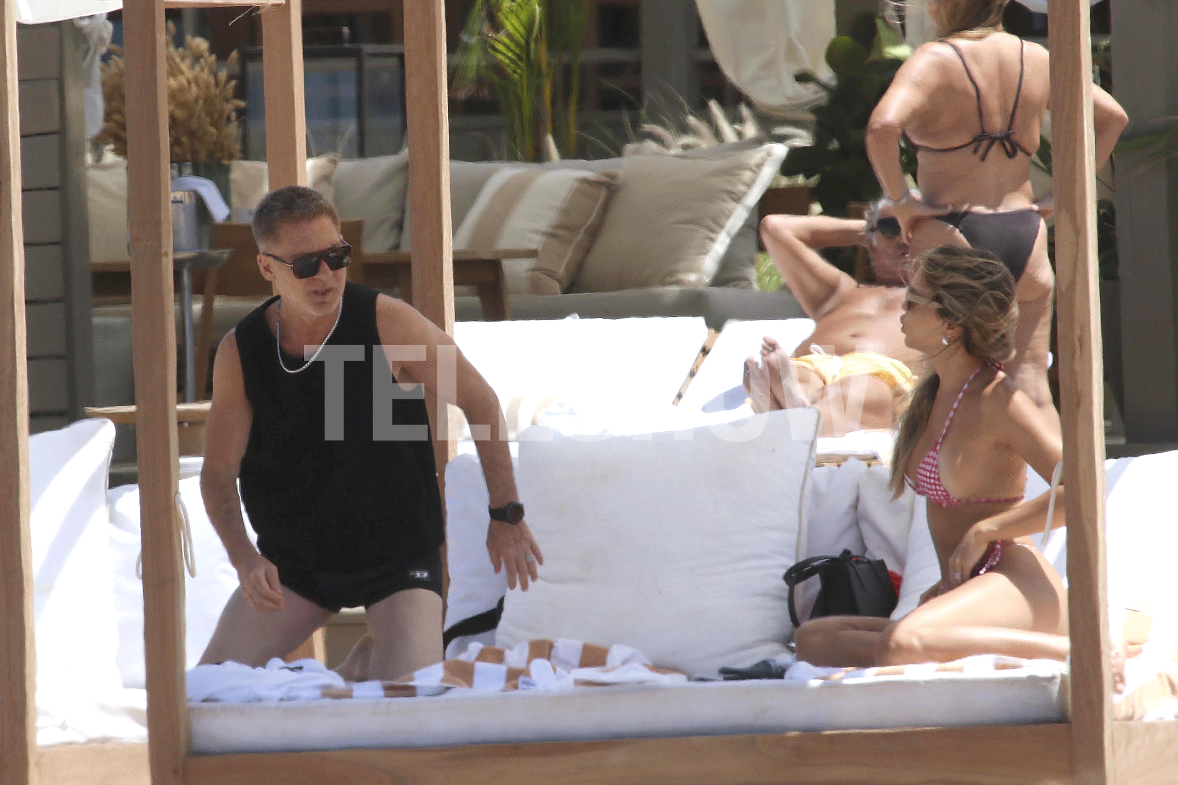 La rutina playera de la pareja destaca la informalidad, el relax en camastros y una relación marcada por la cercanía y el disfrute