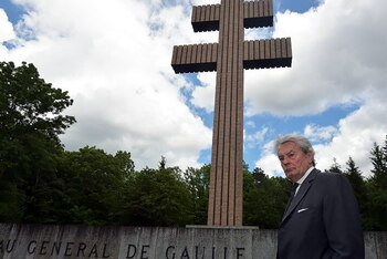 En Colombey-les-deux-Églises frente al mausoleo