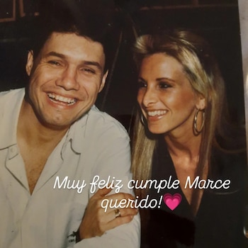 Fotografía vintage de Marcelo Tinelli y Soledad Aquino sonriendo y mirando hacia la izquierda. Marcelo viste camisa blanca y Soledad aretes de aro
