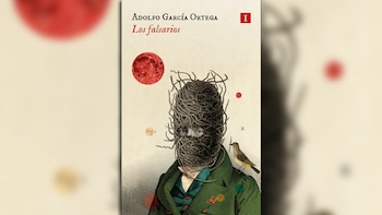 Portada del libro 'Los falsarios' de Adolfo García Ortega. Muestra una figura con rostro cubierto de hebras, ojos visibles, un pájaro y luna roja