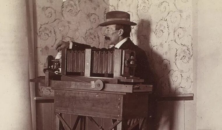 Wilson Bentley fotografió por primera vez un copo de nieve en 1885 y popularizó la frase “no hay dos copos de nieve iguales” (metmuseum.org)