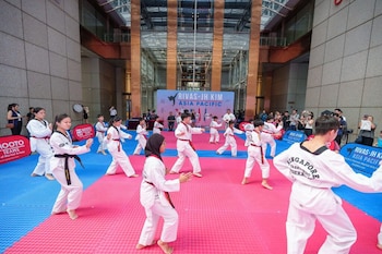La Academia Rivas–JH Kim Taekwondo fue fundada en Singapur en 2003 y ha formado a miles de estudiantes en la región.