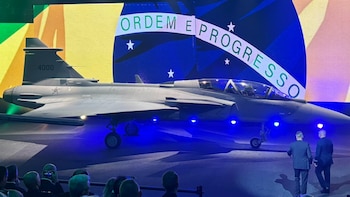 Saab presentó el primer Gripen F, el caza biplaza que la Fuerza Aérea Colombiana sumará a su nueva flota