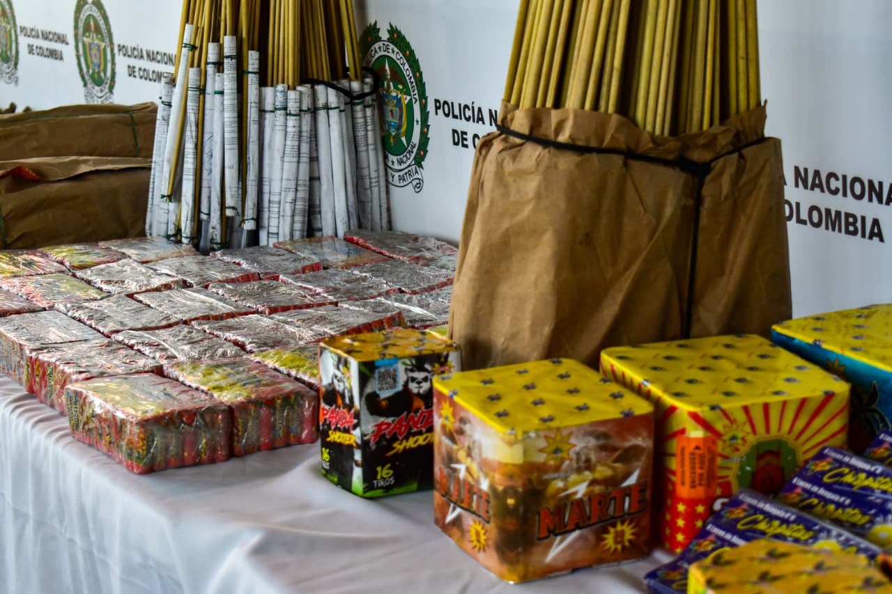 En el camión había más de 100 unidades de productos pirotécnicos que pretendían llegar a la ciudad de Medellín - crédito Policía Bogotá