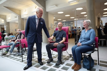 El rey Carlos y la reina Camilla de Gran Bretaña se reúnen con pacientes durante una visita al Centro de Cáncer Macmillan del University College Hospital en Londres, Gran Bretaña, el 30 de abril de 2024. REUTERS/Suzanne Plunkett/Pool