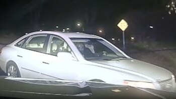 El Hyundai Azera blanco, clave en la investigación, fue rastreado hasta Filadelfia, lo que permitió identificar al sospechoso Kelvin Roberts. (Crédito: Departamento de Policía del Municipio de Lower Merion y Oficina de Detectives del Condado de Montgomery)