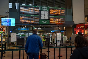 Viajeros en el vestíbulo de