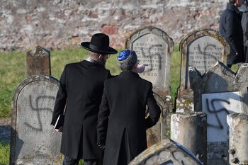 Personas observan cómo quedaron algunas