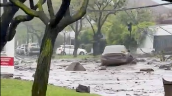 Un aluvión arrastró vehículos y un autobús en Santiago de Chile tras días de lluvias intensas