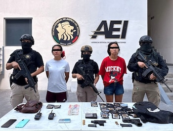 Autoridades compartieron una foto de las mujeres tras el arresto. Crédito: AEI