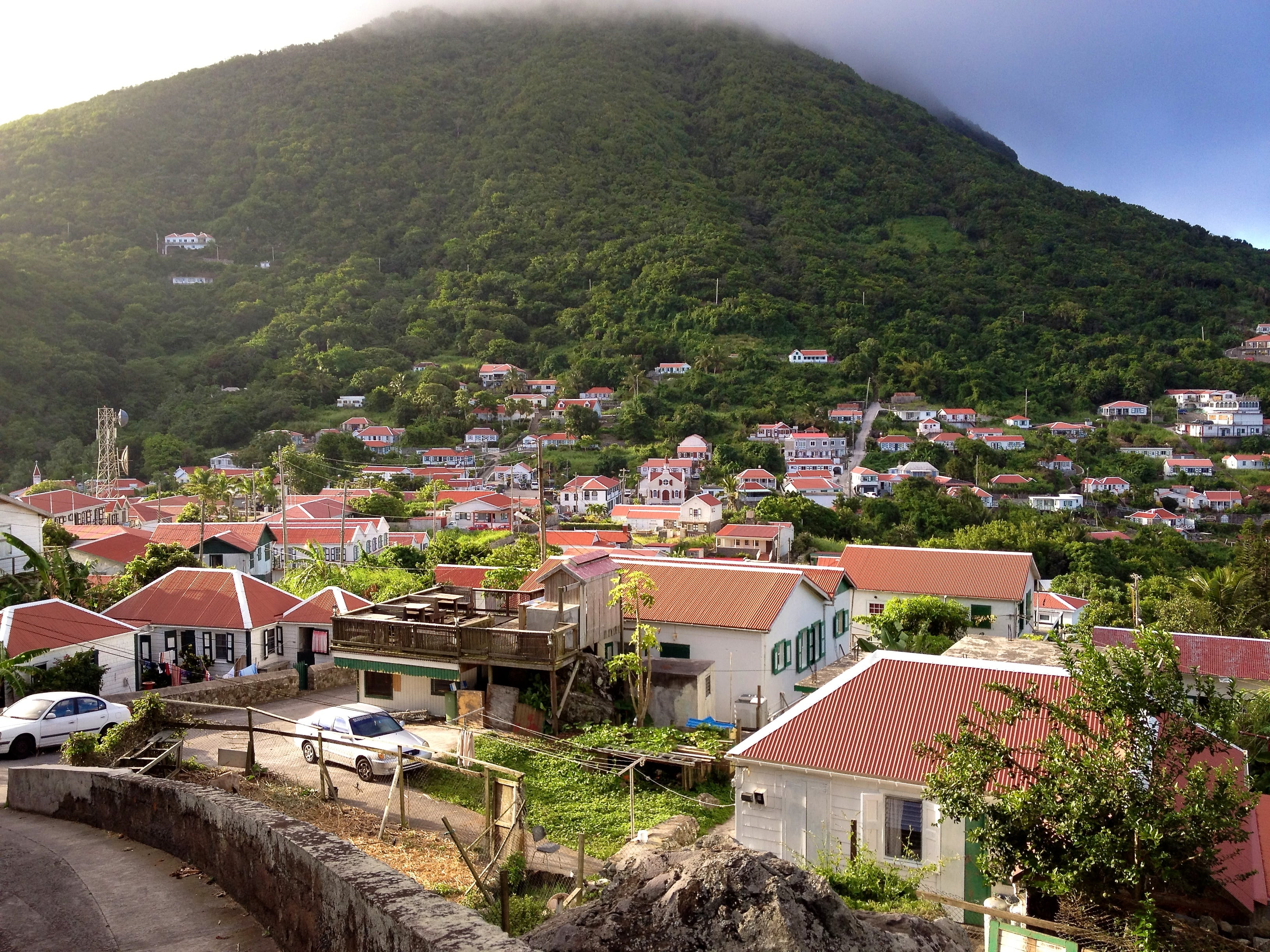 Saba, la isla volcánica del Caribe neerlandés, destaca por su tranquilidad y ausencia de semáforos y masificaciones