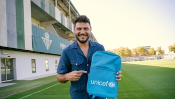 Real Betis y UNICEF España se unen para donar 8.000 kits educativos