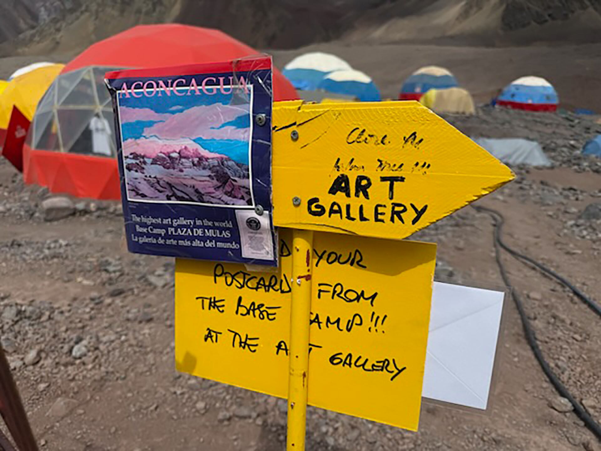 El espacio artístico de Goura destaca por su carácter autónomo y su integración única en el entorno agreste de la montaña