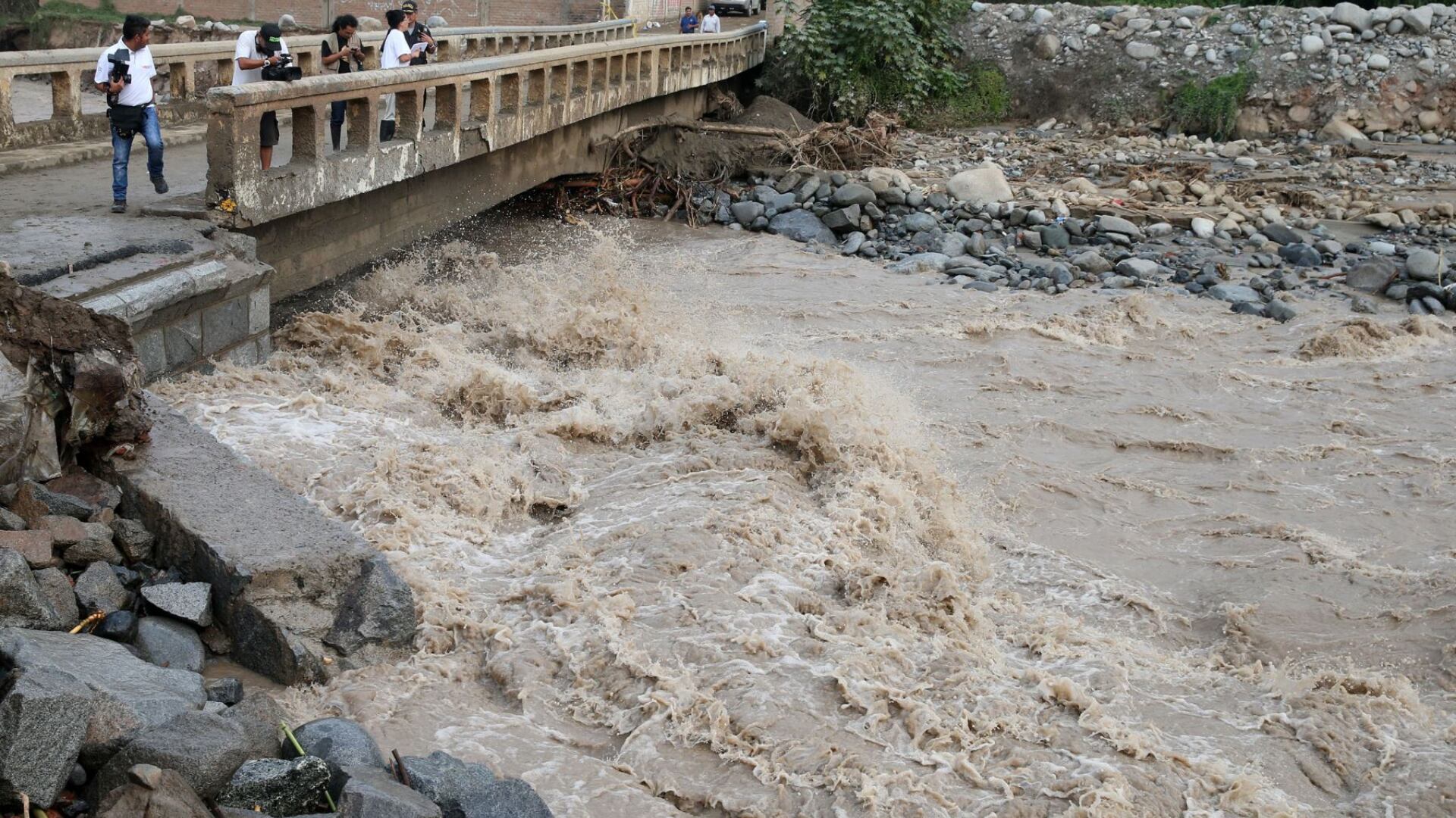 Más de 50 familias temen que El Niño provoque el colapso de la ribera del río Rímac y ponga en riesgo sus viviendas