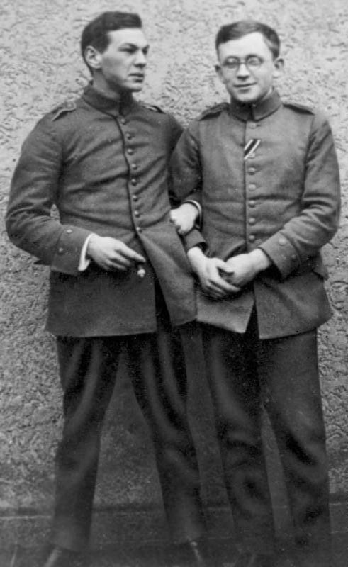 un joven Richard Sorge (izquierda) junto al químico alemán Erich Correns (derecha) mientras se recuperaban en un hospital militar de Berlín-Lankwitz durante la Primera Guerra Mundial