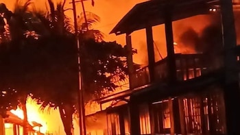 Un incendio consume seis comercios