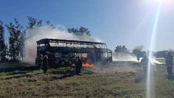 Pánico en la ruta 19 de Córdoba: un micro se prendió fuego en pleno viaje con 22 pasajeros a bordo