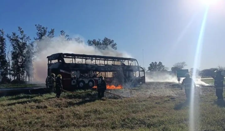 El chofer advirtió un desperfecto en el radiador, luego de ser alertado por algunos pasajeros, falla que habría desencadenado el fuego (Policía de Córdoba)