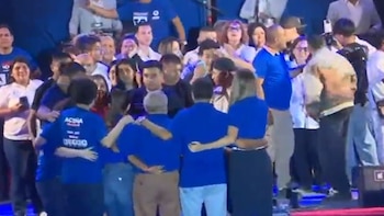 La presencia de creadores de contenido digital permitió transmitir el evento en tiempo real, ampliando el alcance de la campaña hacia públicos jóvenes y usuarios activos en redes sociales - Créditos: Captura de pantalla de ATV.