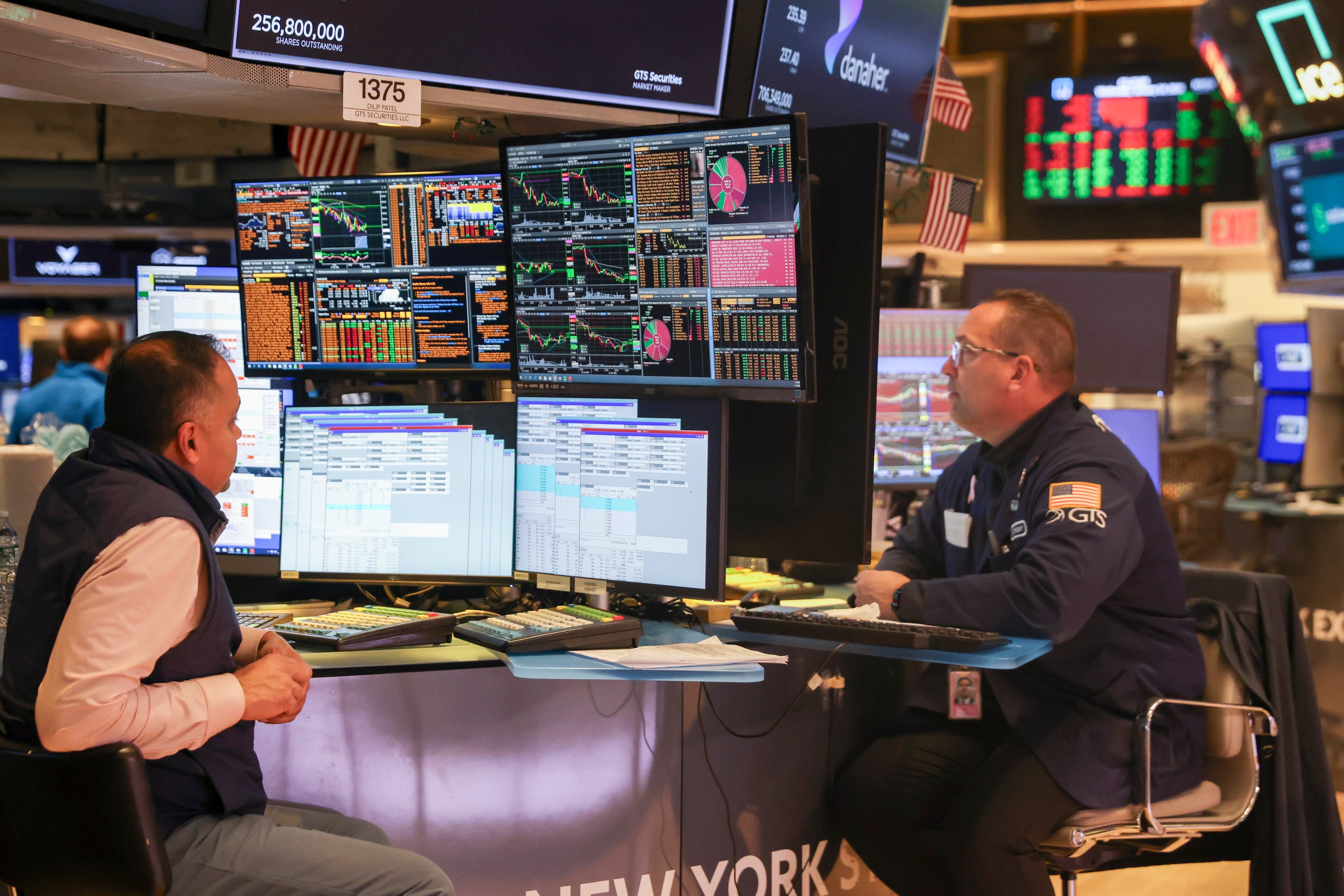 Wall Street abrió en rojo tras la subida del petróleo y las cuentas de Alphabet y Tesla