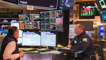 Wall Street abrió en rojo tras la subida del petróleo y las cuentas de Alphabet y Tesla