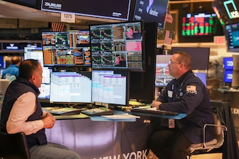 Los futuros de Wall Street abrieron a la baja y reflejaron la presión de factores económicos, geopolíticos y del sector tecnológico.(EFE/Sarah Yenesel)