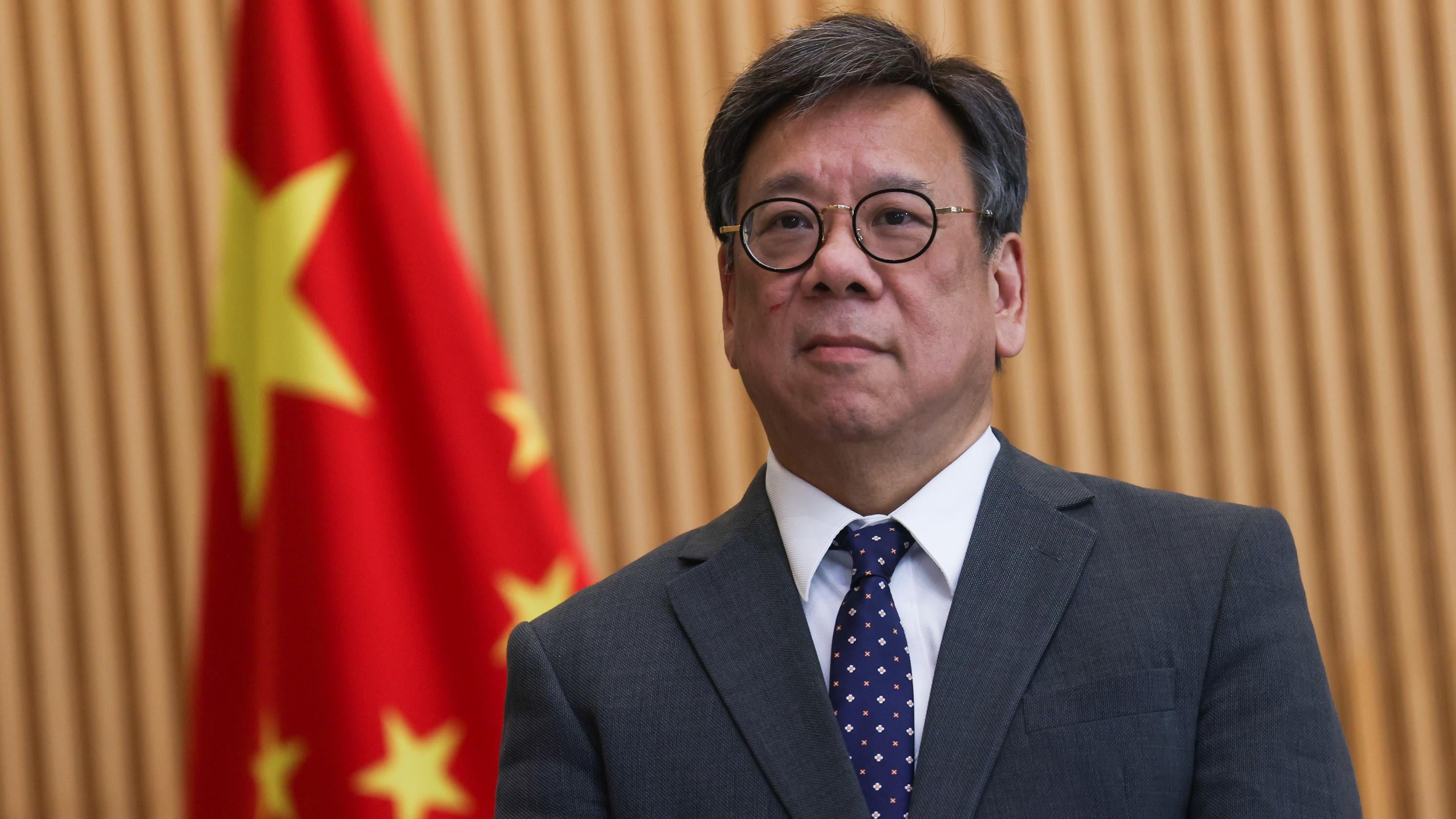 El Secretario de Comercio de Hong Kong, Algernon Yau Ying-wah, convocó al cónsul panameño José Ramón de Jesús Varela Fábrega tras el fallo que anuló el contrato de CK Hutchison. Tomada del portal del CHINA DAILY