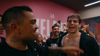 Gaspi antes de entrar al ring de la Velada del Año con su equipo técnico (Gaspi)