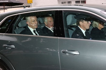 Un vehículo que transporta al Rey Carlos III de Reino Unido sale del castillo de Balmoral, tras el fallecimiento de la reina Isabel II (REUTERS/Russell Cheyne)