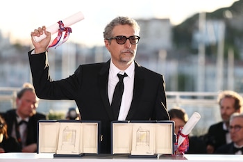 Kleber Mendonca Filho posa con