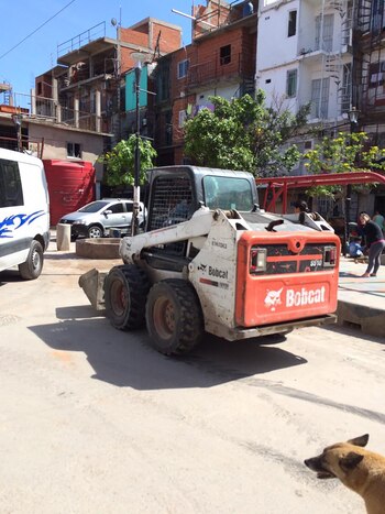 Con una retroexcavadora llenaron el