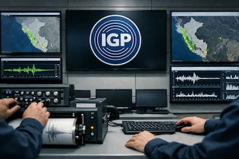 Sala de control sísmico con pantallas que muestran mapas de Perú, gráficos de actividad, logo IGP, y operadores manejando un sismógrafo y equipo técnico.