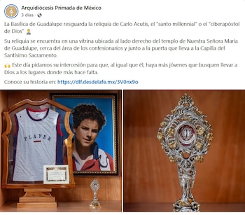 Una camiseta gris en un marco de madera junto al retrato de un joven, y a la derecha el detalle de un relicario metálico con adorno tallado