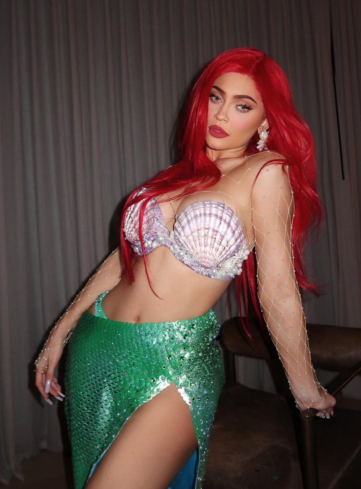 Kylie Jenner adaptó la estética de Ariel con una falda de lentejuelas, una peluca pelirroja y un bolso de Flounder