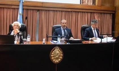 La jueza Gabriela López Iñíguez y el juez Jorge Gorini —en el centro—, dos de los tres magistrados que dictaron condena por el secuestro extorsivo