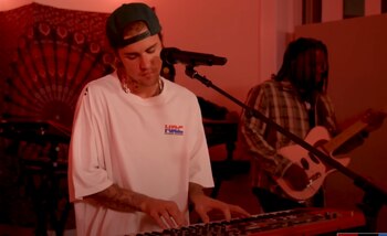 Justin Bieber emociona con interpretaciones