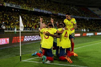 Soccer Football - World Cup - South American Qualifiers - Colombia v Bolivia - Estadio Metropolitano Roberto Melendez, Barranquilla, Colombia - March 24, 2022 Colombia's Mateus Uribe celebrates scoring their third goal with teammates REUTERS/Luisa Gonzalez