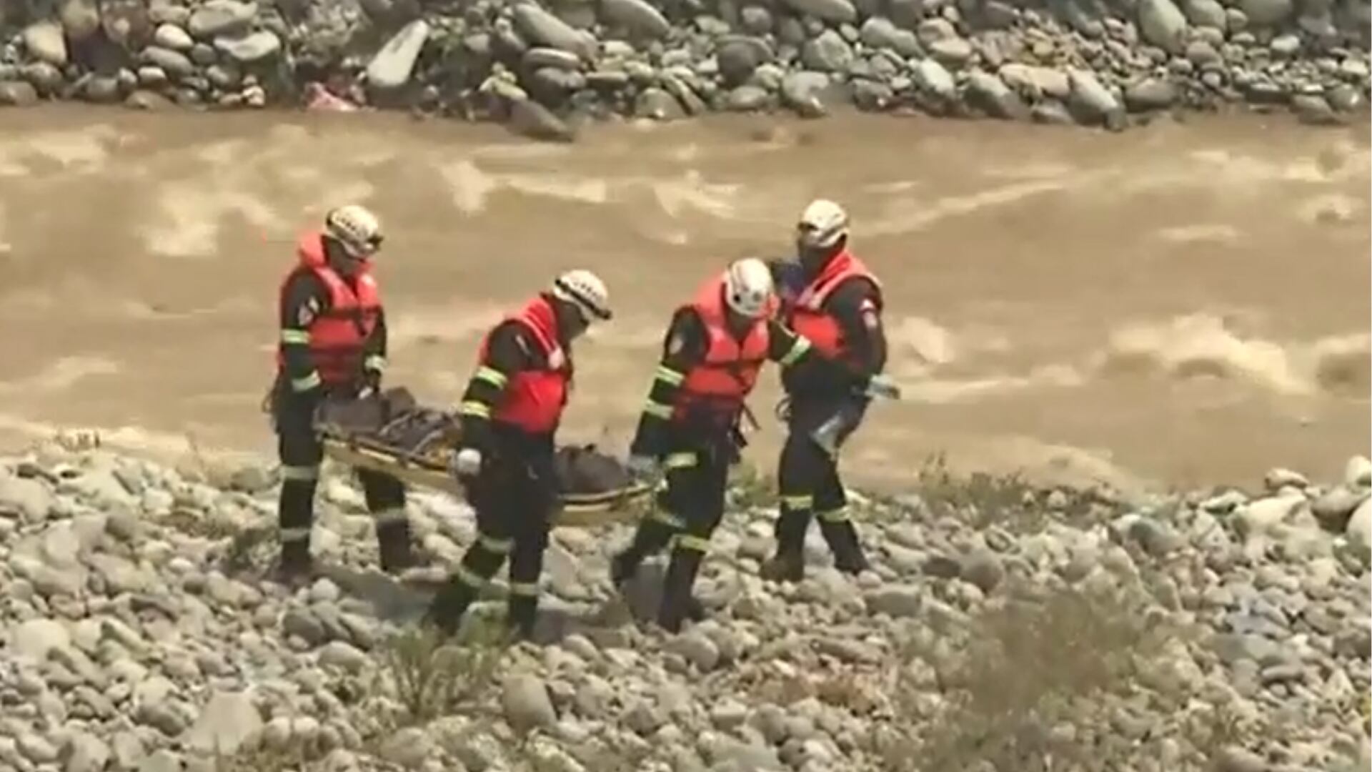 Delincuente es arrastrado por el río Rímac y muere al intentar escapar de operativo policial. (Foto: Captura video/América Noticias)