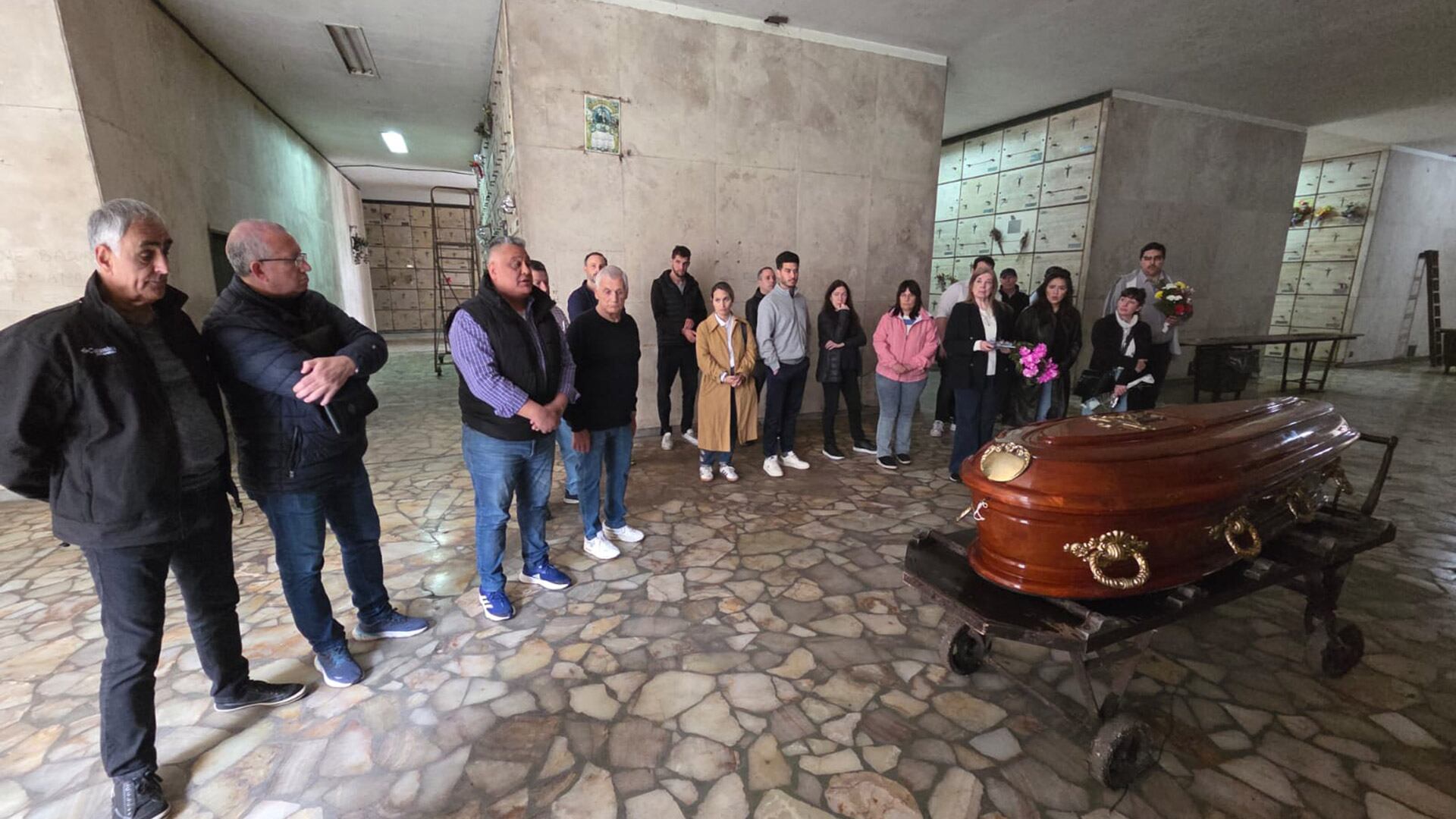 Antonio Caló y Roberto Bonetti, ante los restos de Saúl Ubaldini en Chacarita