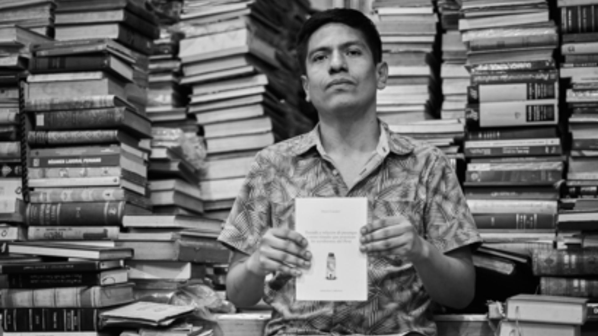 El escritor señala que el humor ácido se ha convertido en una característica de su escritura y también está presente en su narrativa - Créditos: Cortesía.