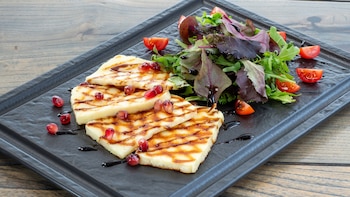 Receta de halloumi a la plancha, el queso típico de Chipre que da vida a sándwiches y ensaladas